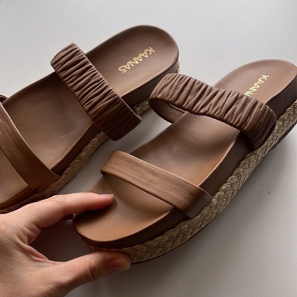 NWOT Selangor Ruched Platform Slide in Coffee
Kaanas - Picture 3 of 5